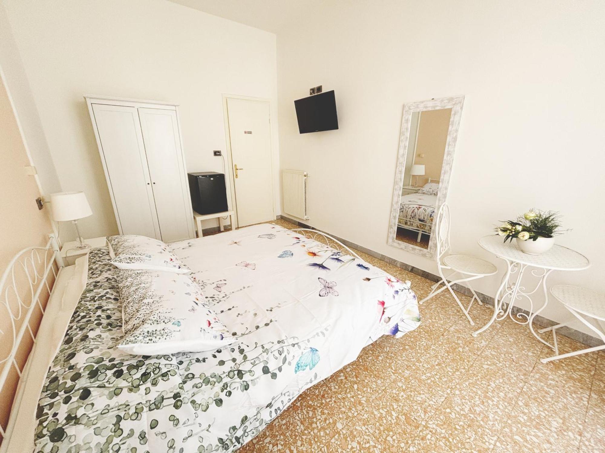 Bed and Breakfast A Casa Di Mario E Nene Виареджо Экстерьер фото